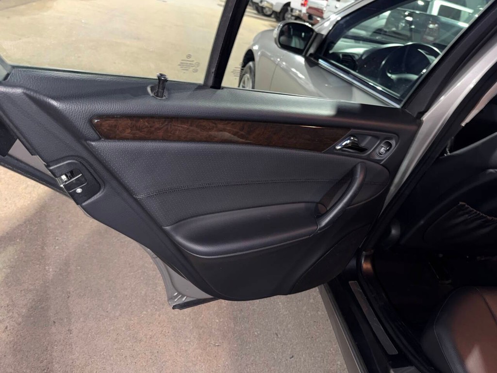 Mercedes-Benz C-Class Vehicle Full-screen Gallery Image 14