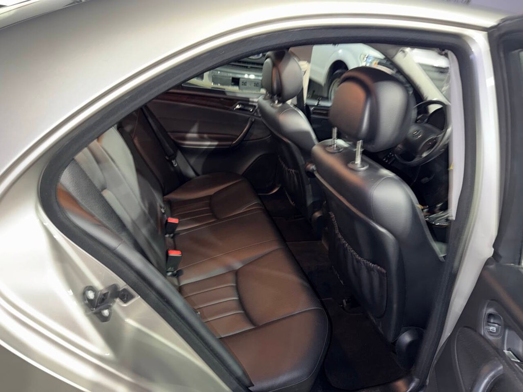 Mercedes-Benz C-Class Vehicle Full-screen Gallery Image 15