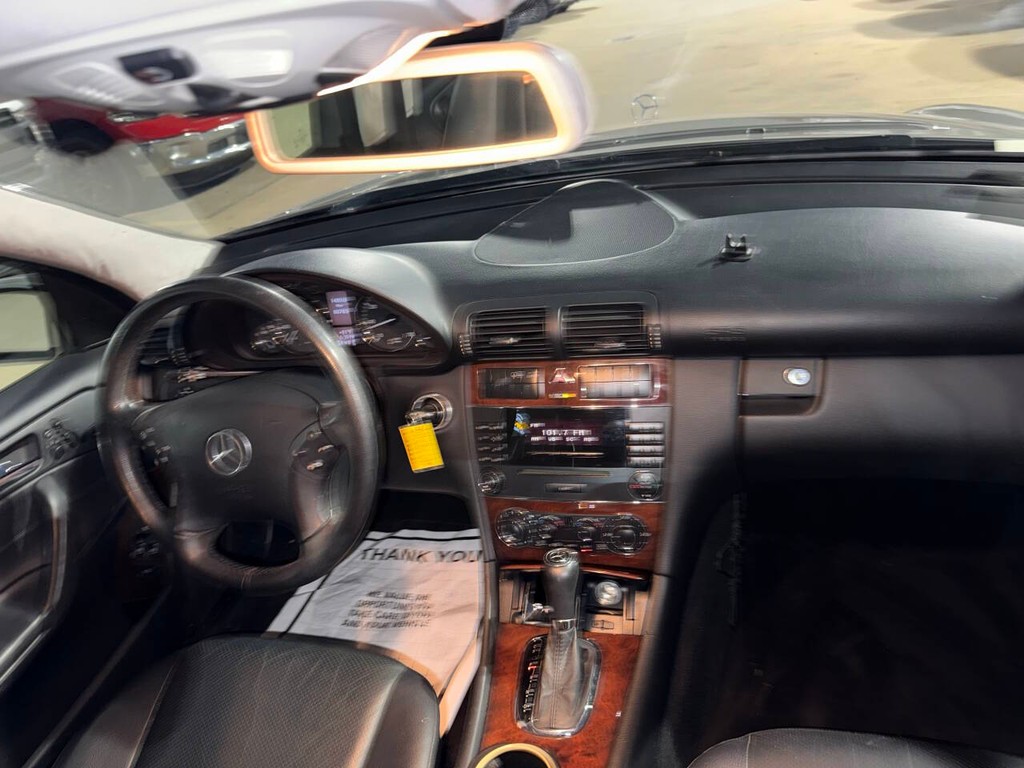 Mercedes-Benz C-Class Vehicle Full-screen Gallery Image 17