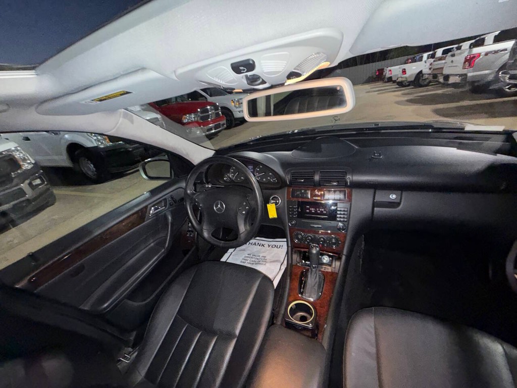 Mercedes-Benz C-Class Vehicle Full-screen Gallery Image 18