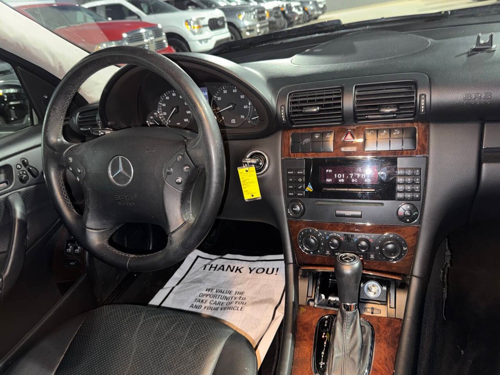 Mercedes-Benz C-Class Vehicle Full-screen Gallery Image 19