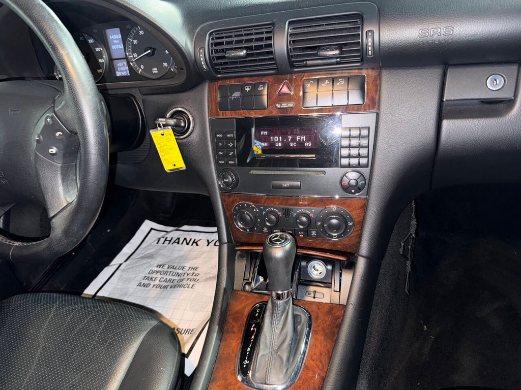 Mercedes-Benz C-Class Vehicle Full-screen Gallery Image 22