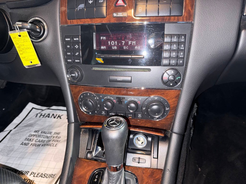 Mercedes-Benz C-Class Vehicle Full-screen Gallery Image 24