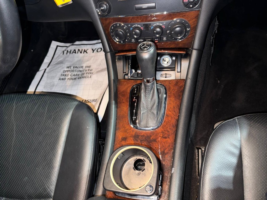 Mercedes-Benz C-Class Vehicle Full-screen Gallery Image 25