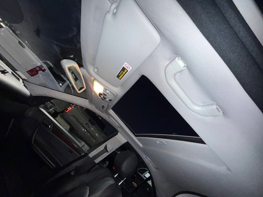 Mercedes-Benz C-Class Vehicle Full-screen Gallery Image 27