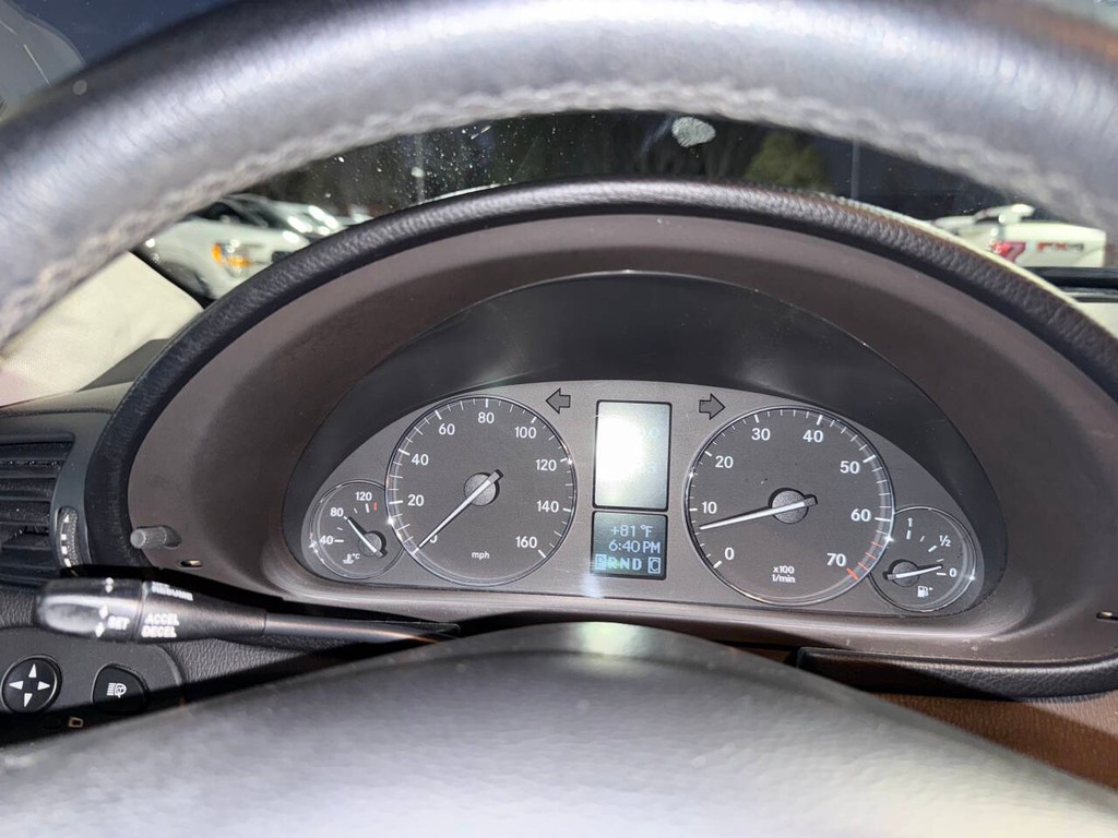 Mercedes-Benz C-Class Vehicle Full-screen Gallery Image 28