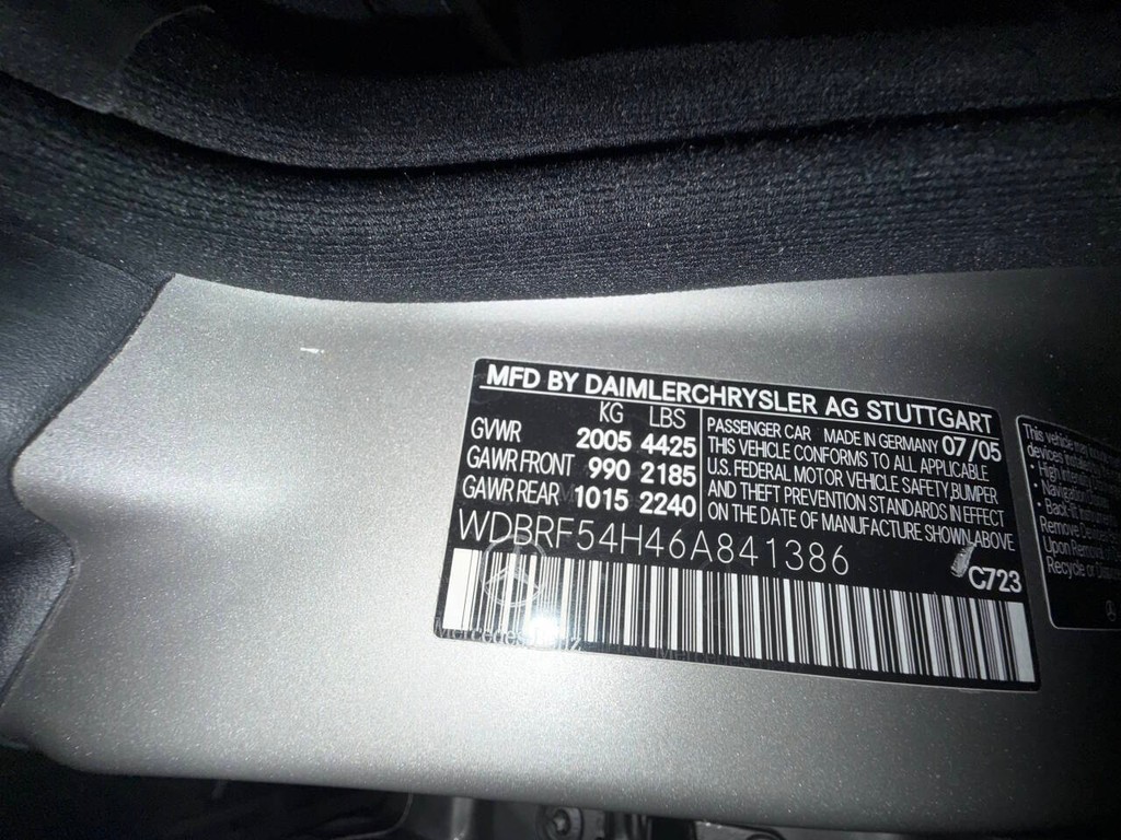 Mercedes-Benz C-Class Vehicle Full-screen Gallery Image 30