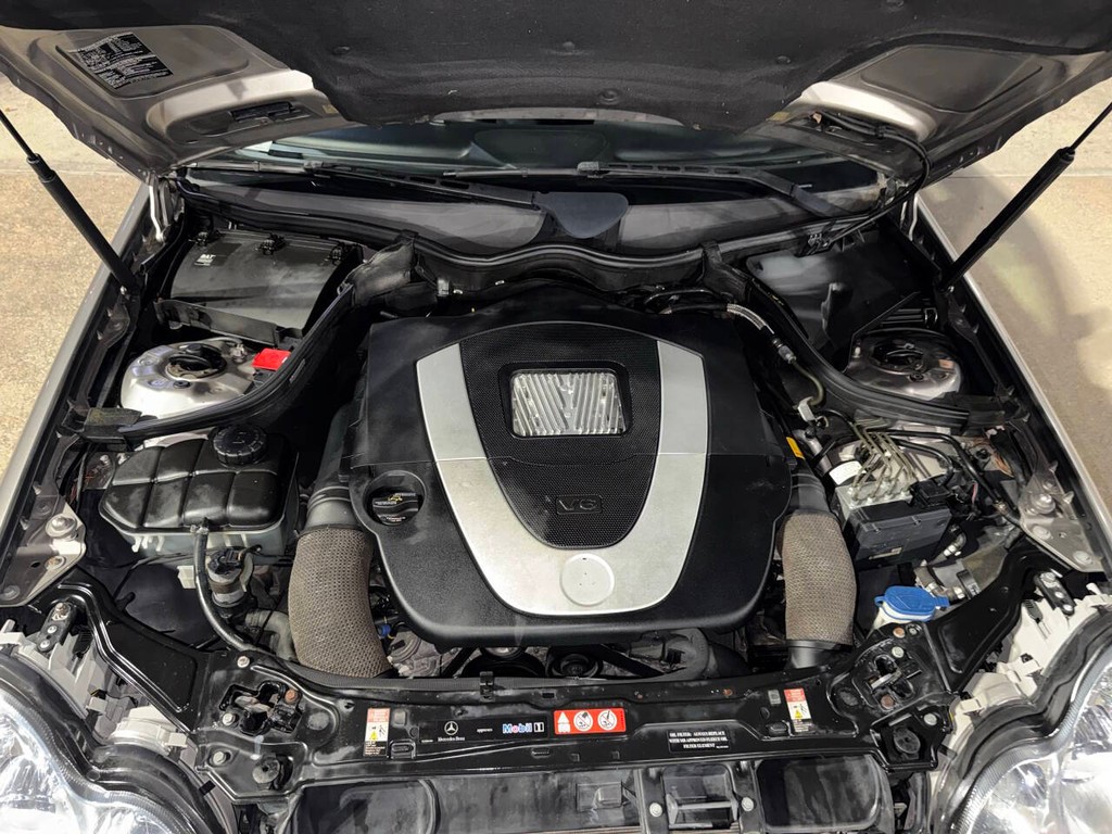 Mercedes-Benz C-Class Vehicle Full-screen Gallery Image 31