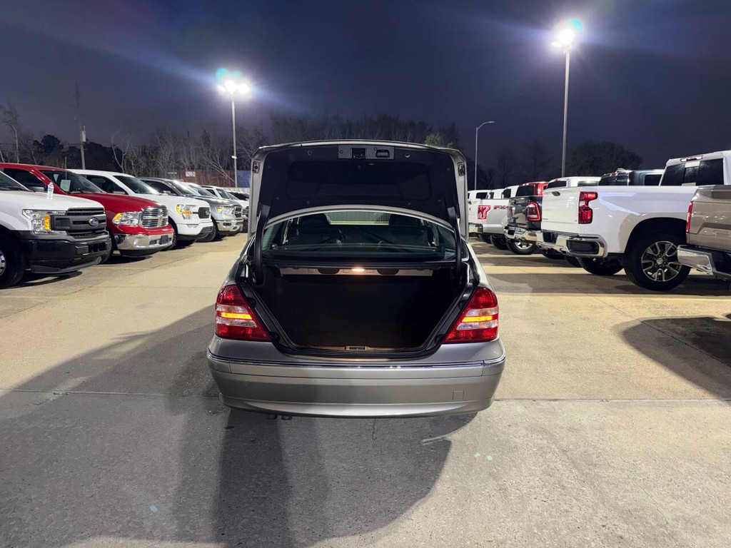 Mercedes-Benz C-Class Vehicle Full-screen Gallery Image 32