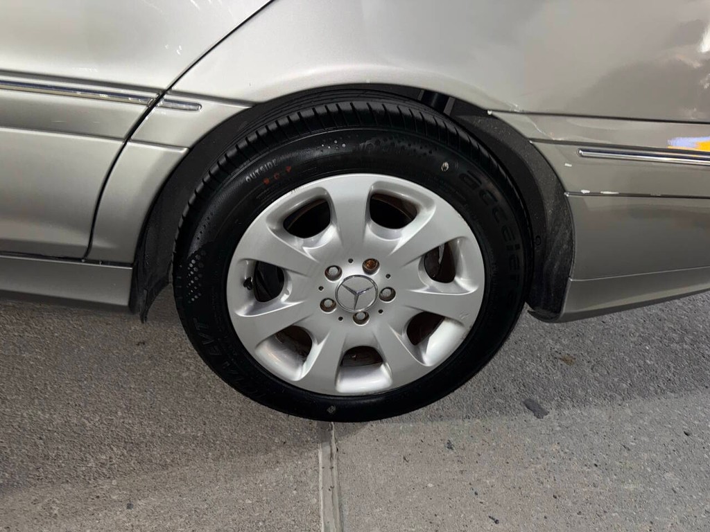 Mercedes-Benz C-Class Vehicle Full-screen Gallery Image 33