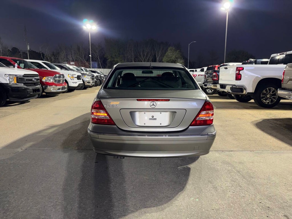 Mercedes-Benz C-Class Vehicle Full-screen Gallery Image 34