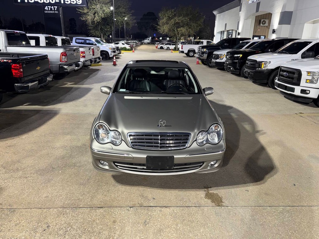 Mercedes-Benz C-Class Vehicle Full-screen Gallery Image 35