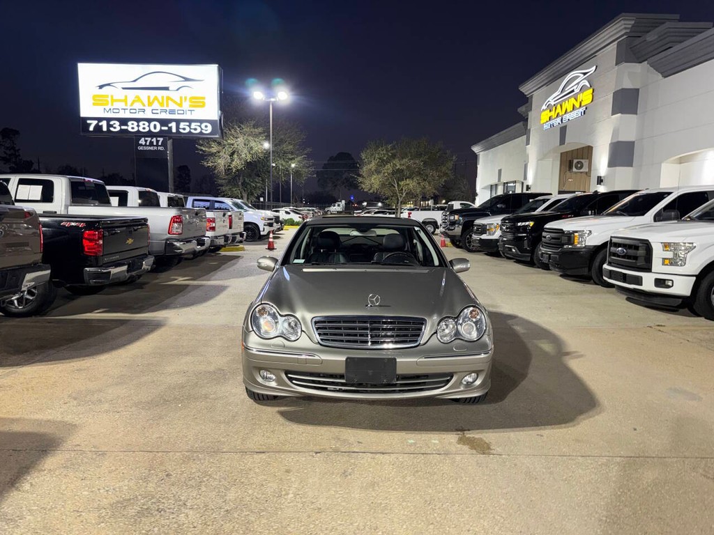 Mercedes-Benz C-Class Vehicle Full-screen Gallery Image 36