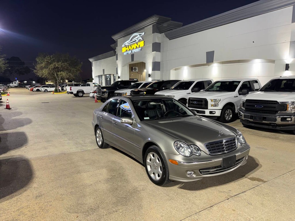 Mercedes-Benz C-Class Vehicle Full-screen Gallery Image 37