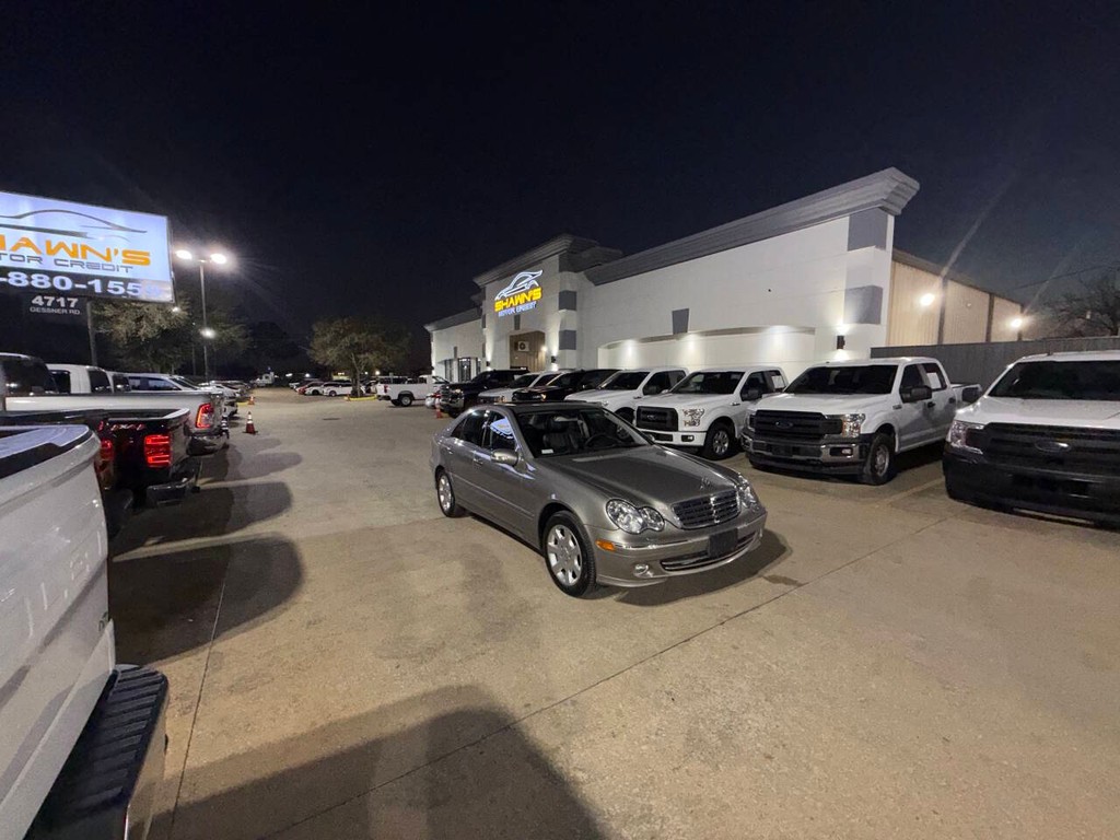 Mercedes-Benz C-Class Vehicle Full-screen Gallery Image 39