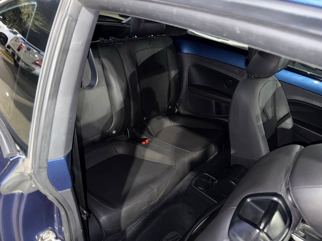 Volkswagen Beetle Coupe Vehicle Full-screen Gallery Image 12