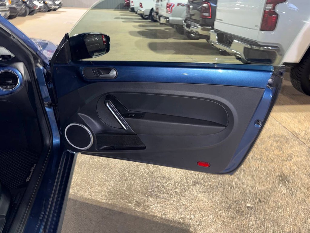 Volkswagen Beetle Coupe Vehicle Full-screen Gallery Image 13