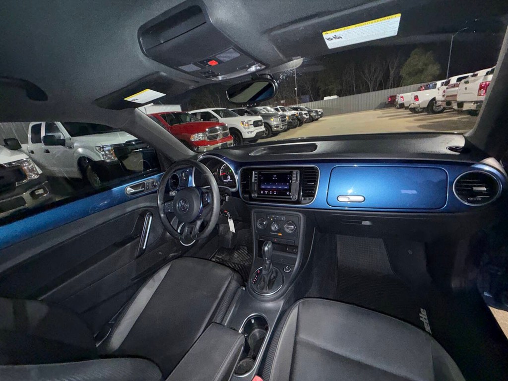 Volkswagen Beetle Coupe Vehicle Full-screen Gallery Image 15