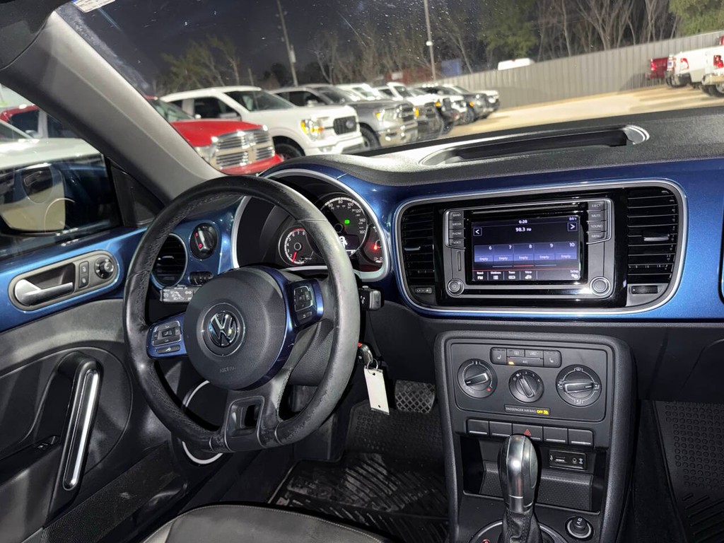 Volkswagen Beetle Coupe Vehicle Full-screen Gallery Image 16