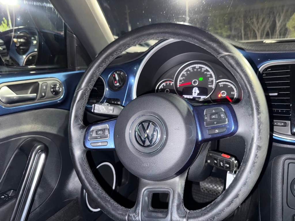 Volkswagen Beetle Coupe Vehicle Full-screen Gallery Image 18