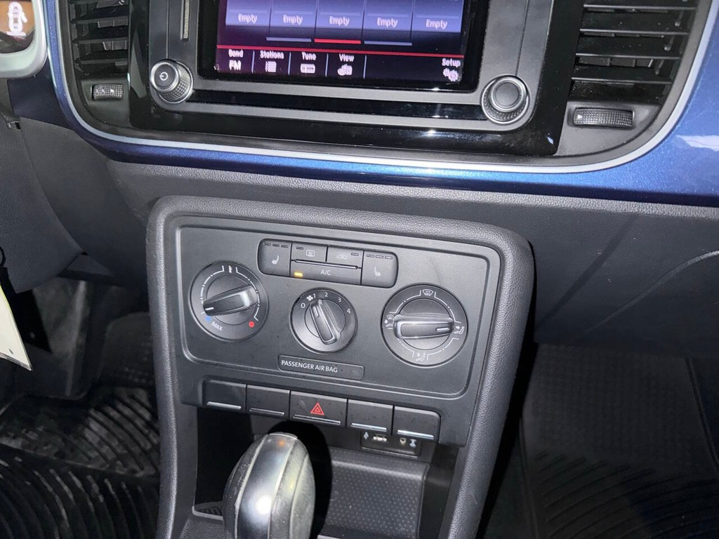 Volkswagen Beetle Coupe Vehicle Full-screen Gallery Image 21