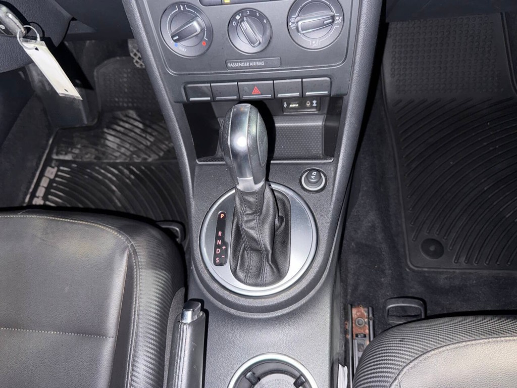 Volkswagen Beetle Coupe Vehicle Full-screen Gallery Image 22