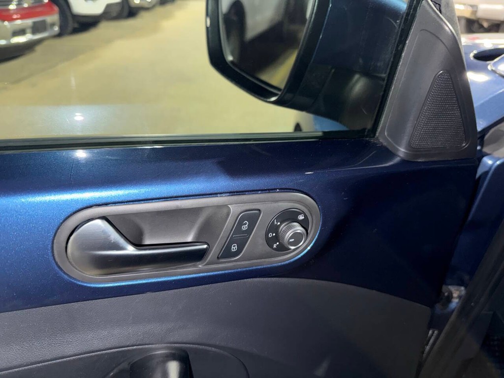 Volkswagen Beetle Coupe Vehicle Full-screen Gallery Image 24