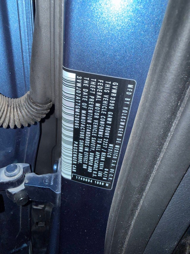 Volkswagen Beetle Coupe Vehicle Full-screen Gallery Image 27