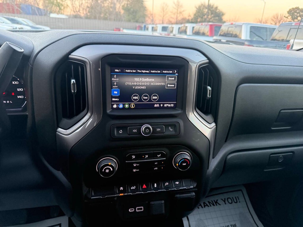 Chevrolet Silverado 1500 Vehicle Full-screen Gallery Image 24