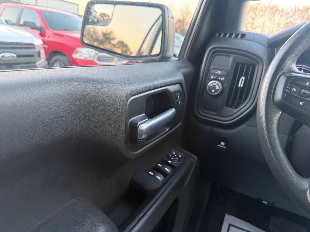 Chevrolet Silverado 1500 Vehicle Full-screen Gallery Image 30