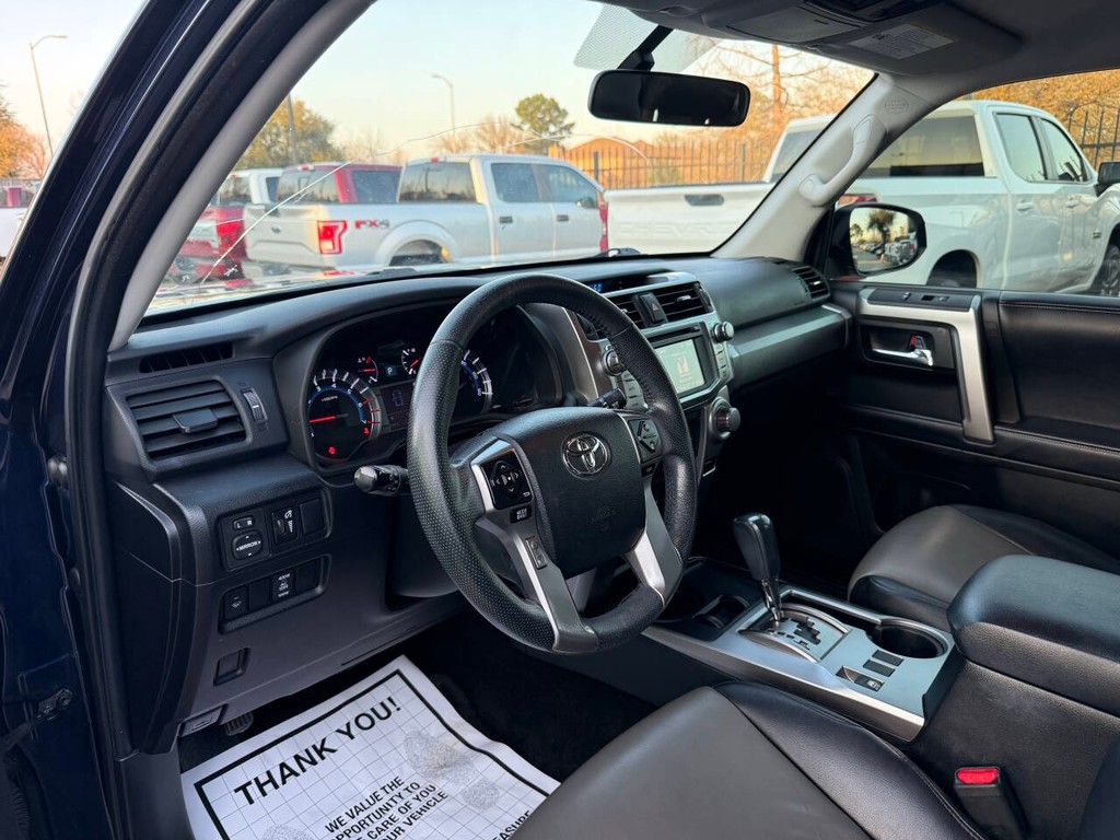 Toyota 4Runner Vehicle Full-screen Gallery Image 06