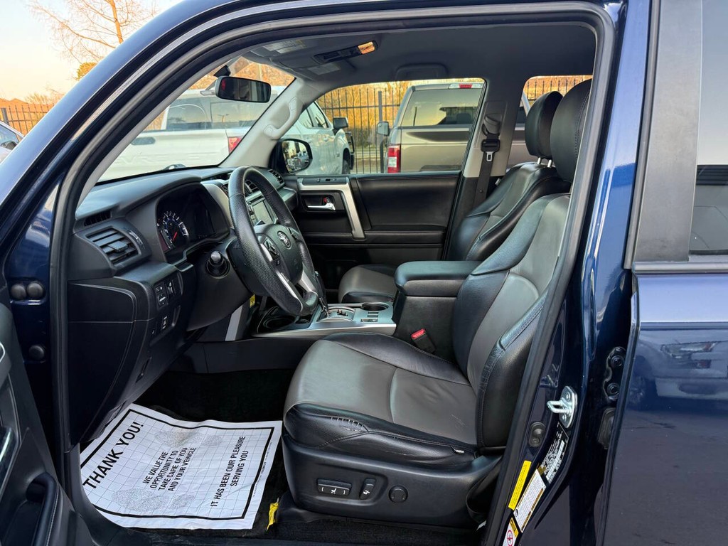 Toyota 4Runner Vehicle Full-screen Gallery Image 07