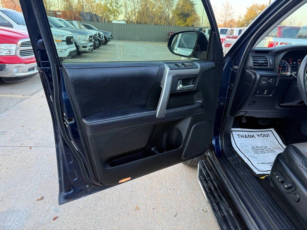 Toyota 4Runner Vehicle Full-screen Gallery Image 08