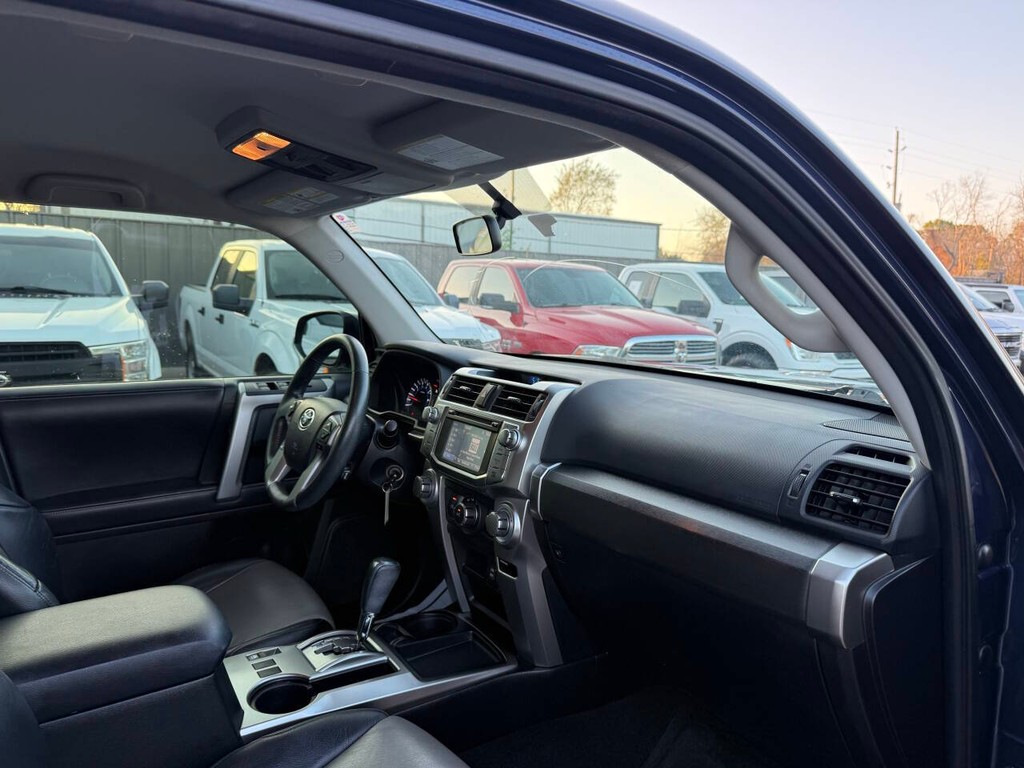 Toyota 4Runner Vehicle Full-screen Gallery Image 09