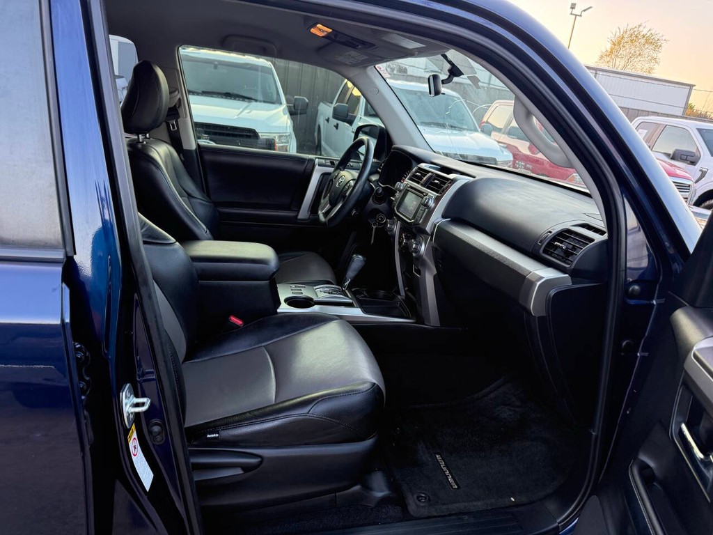 Toyota 4Runner Vehicle Full-screen Gallery Image 10