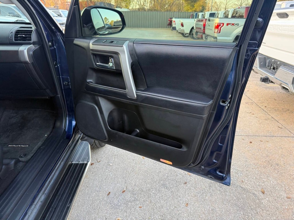 Toyota 4Runner Vehicle Full-screen Gallery Image 11