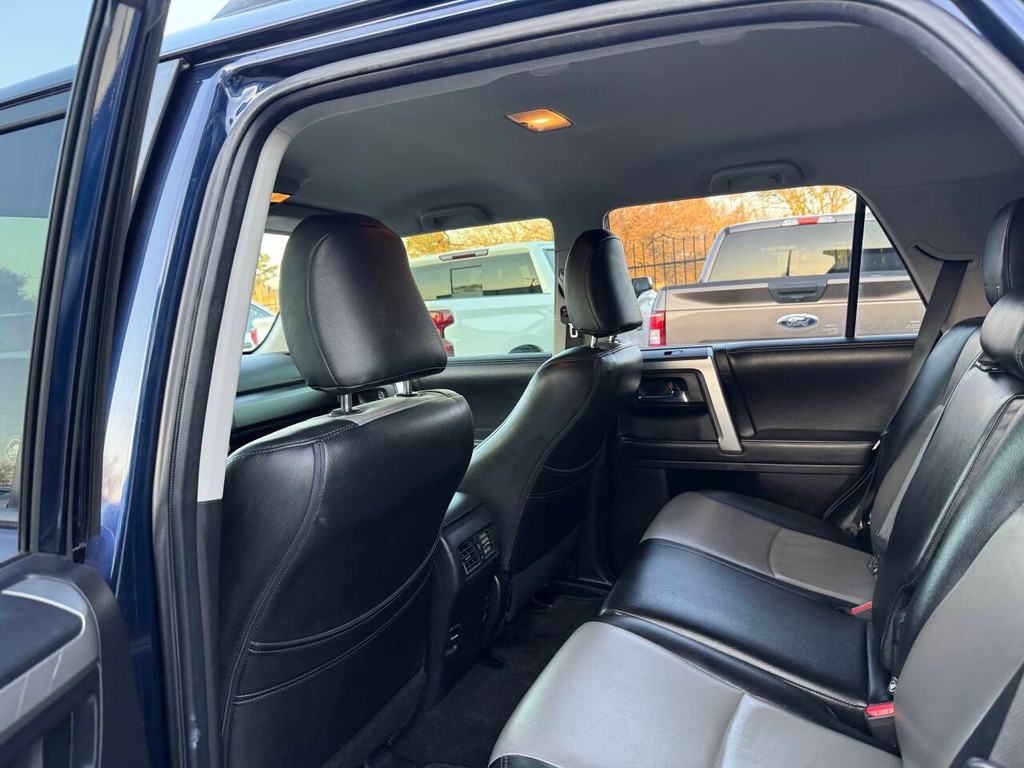 Toyota 4Runner Vehicle Full-screen Gallery Image 12