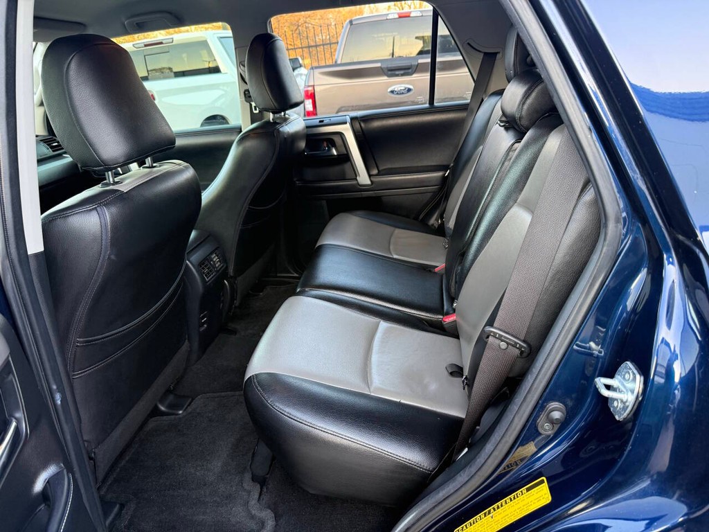 Toyota 4Runner Vehicle Full-screen Gallery Image 13