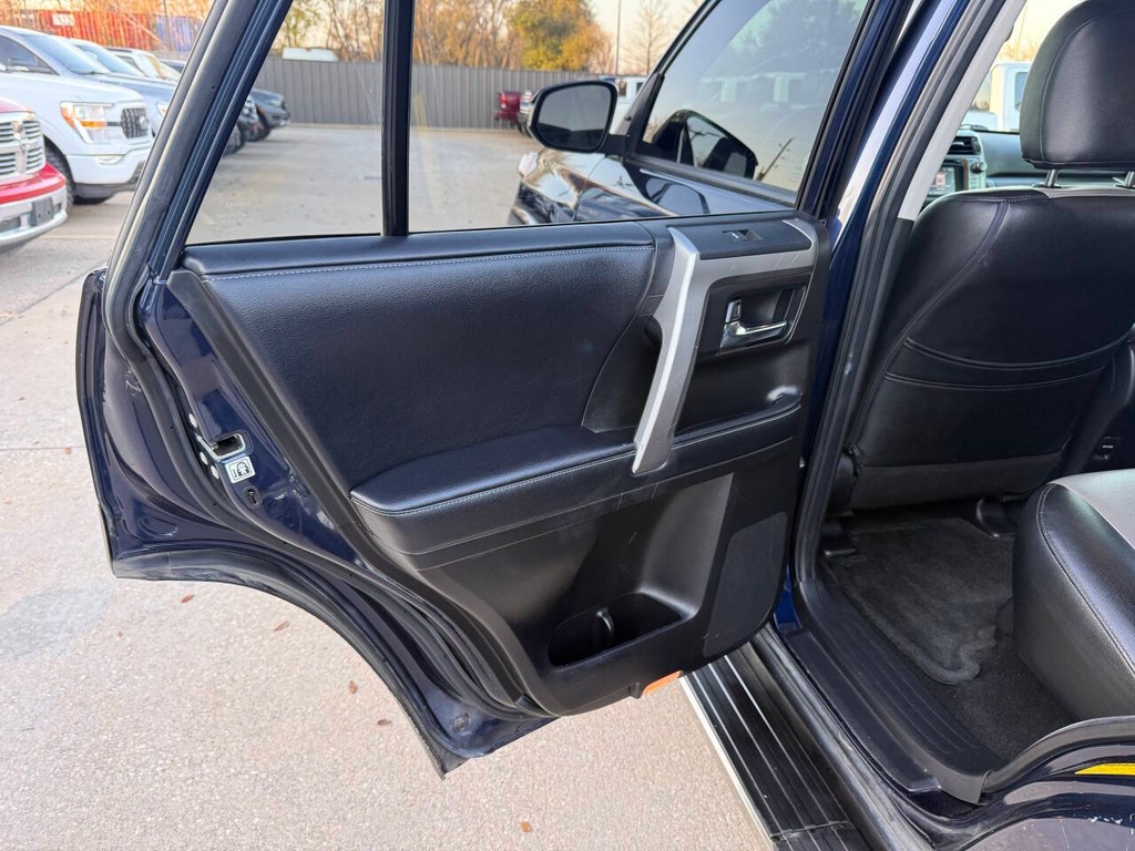 Toyota 4Runner Vehicle Full-screen Gallery Image 14