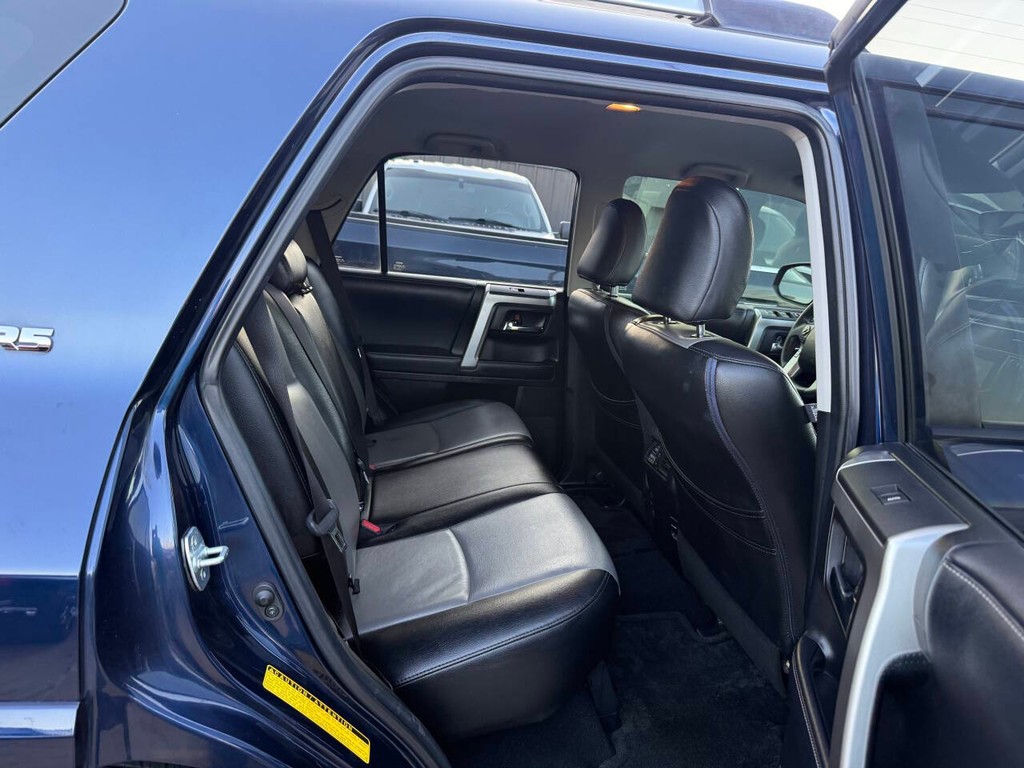 Toyota 4Runner Vehicle Full-screen Gallery Image 15