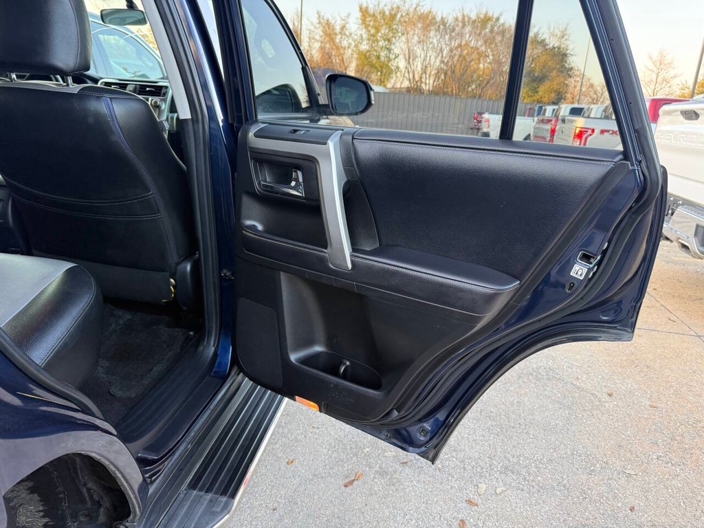 Toyota 4Runner Vehicle Full-screen Gallery Image 16