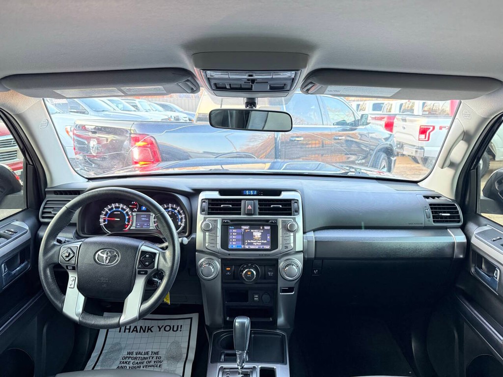 Toyota 4Runner Vehicle Full-screen Gallery Image 17