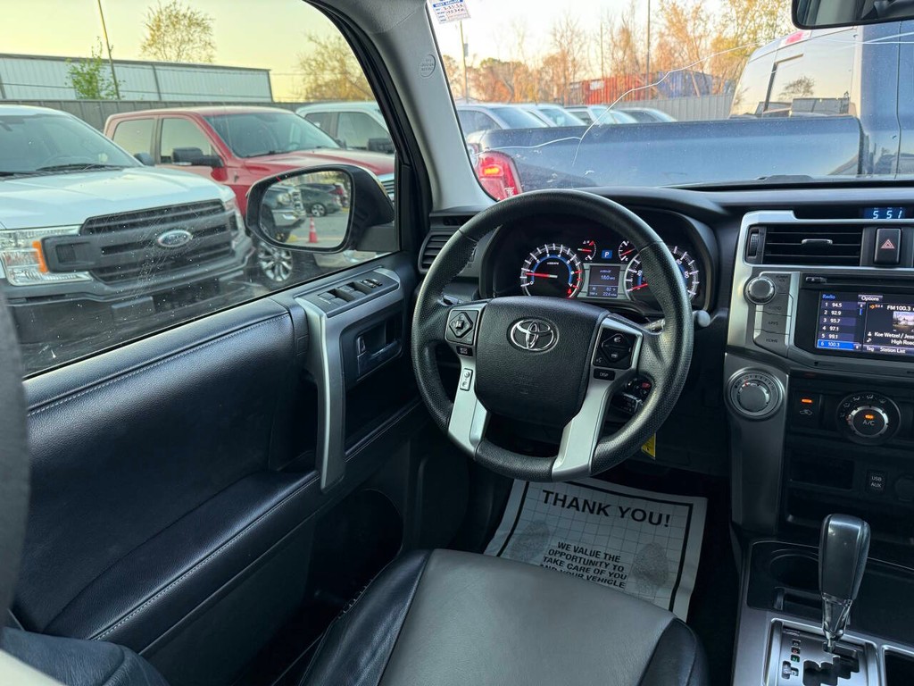 Toyota 4Runner Vehicle Full-screen Gallery Image 19