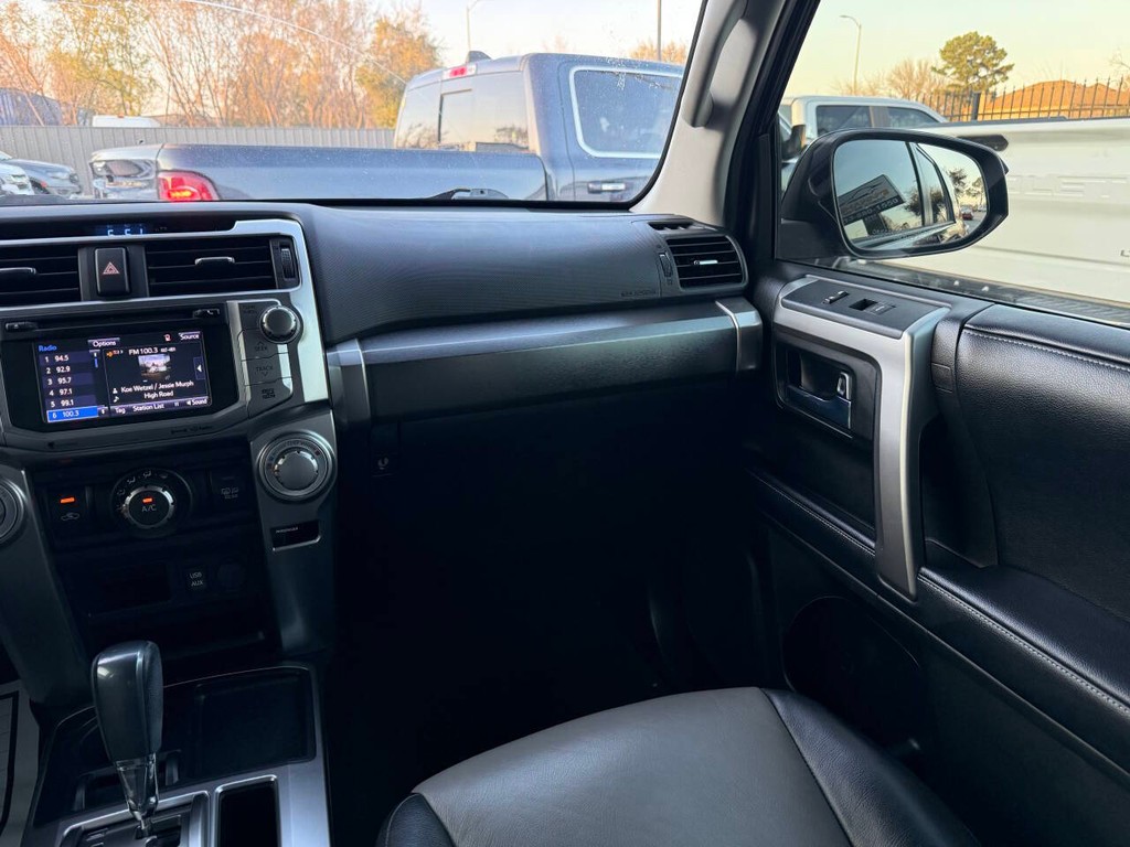 Toyota 4Runner Vehicle Full-screen Gallery Image 20