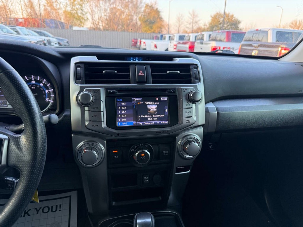 Toyota 4Runner Vehicle Full-screen Gallery Image 24