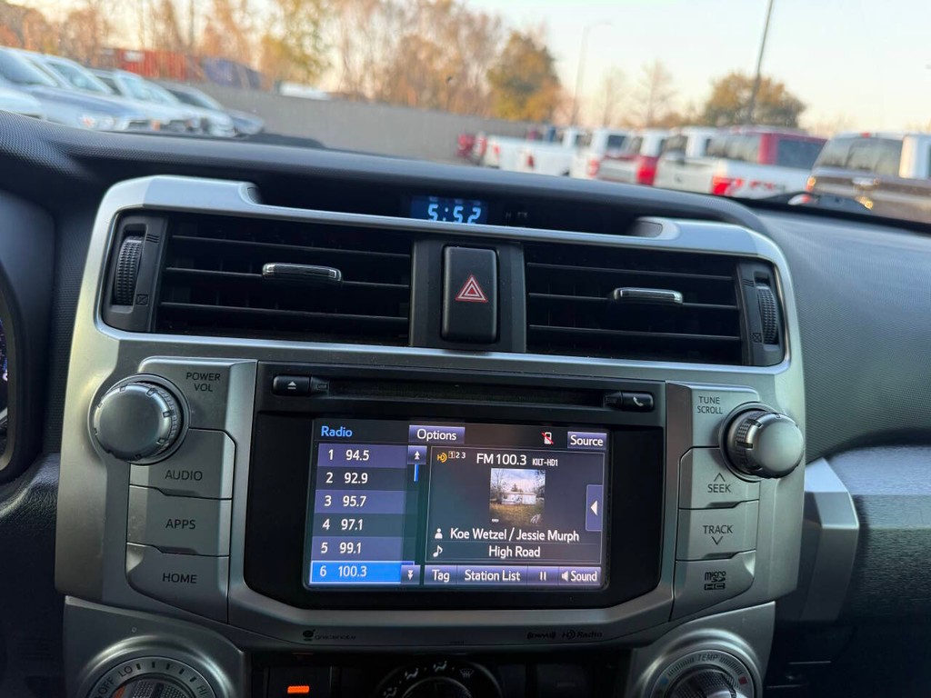 Toyota 4Runner Vehicle Full-screen Gallery Image 25