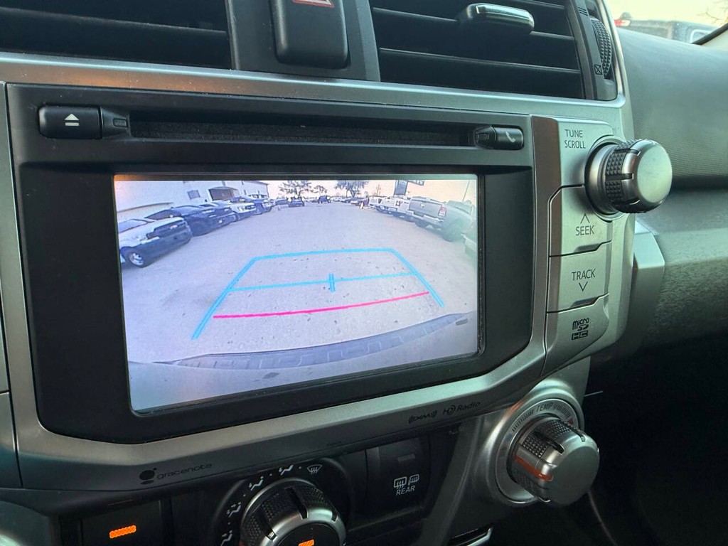 Toyota 4Runner Vehicle Full-screen Gallery Image 26