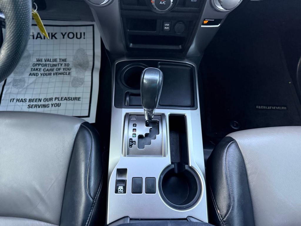 Toyota 4Runner Vehicle Full-screen Gallery Image 28