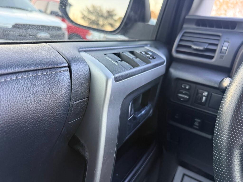 Toyota 4Runner Vehicle Full-screen Gallery Image 29