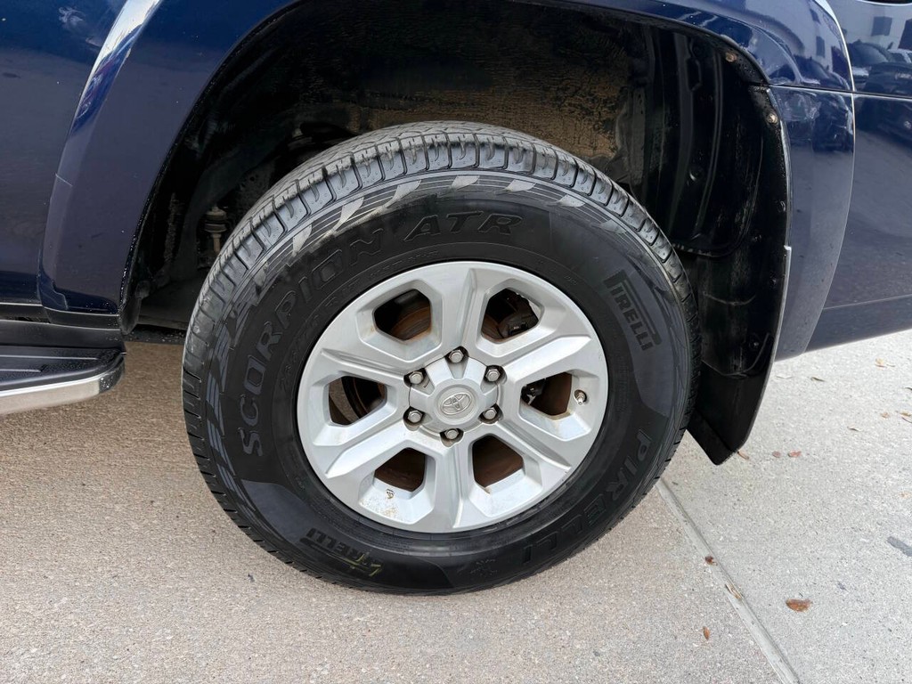 Toyota 4Runner Vehicle Full-screen Gallery Image 34